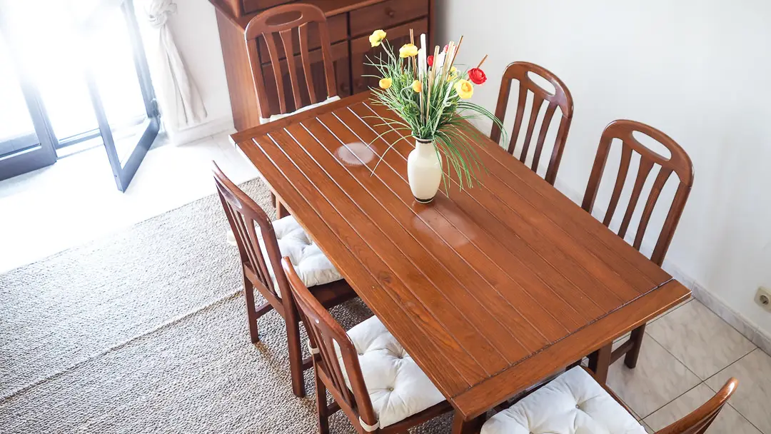 A table with flowers from apartment AD at ericeira