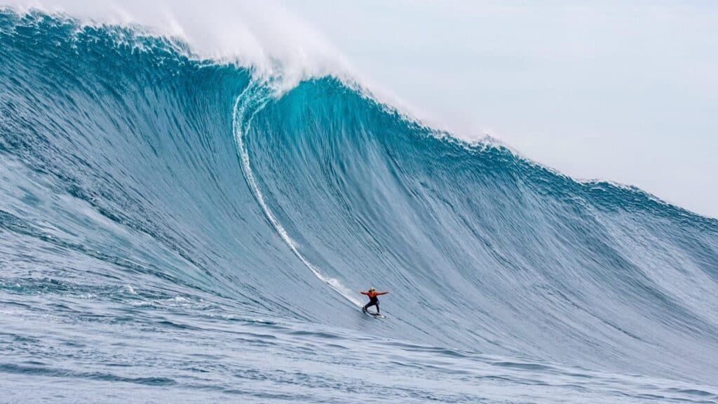Ein Bild von einer Person, die auf der Cortes Bank Wave in Südkalifornien surft