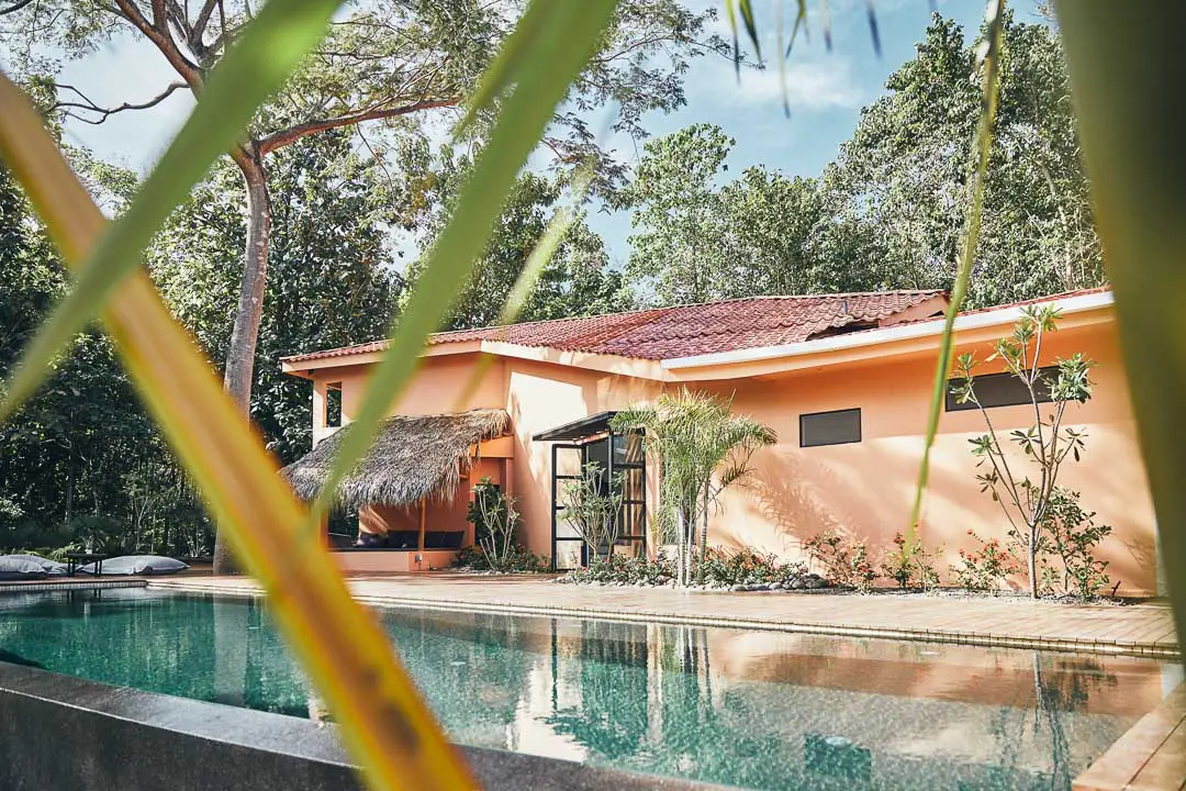 Costa Rica Surfcamp Avellanas Pool Unterkunft DE