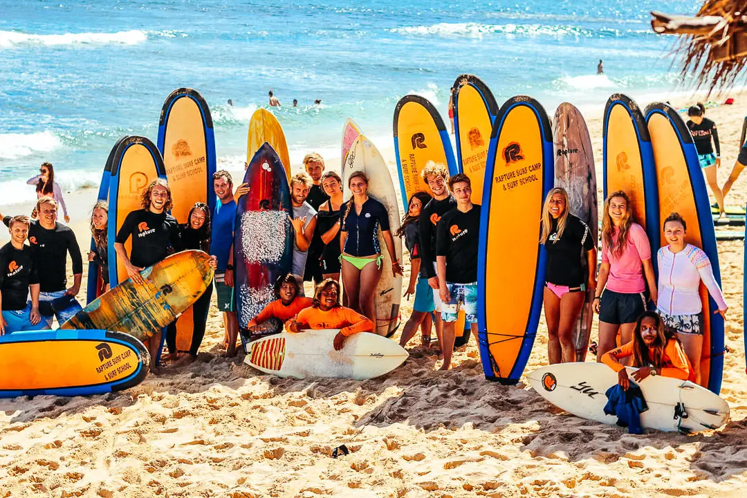 Gruppe von Anfängern am Strand von Bali