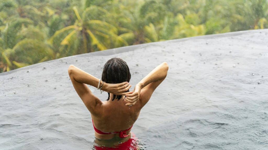 Ein Bild von einer Dame in einem Pool auf Bali