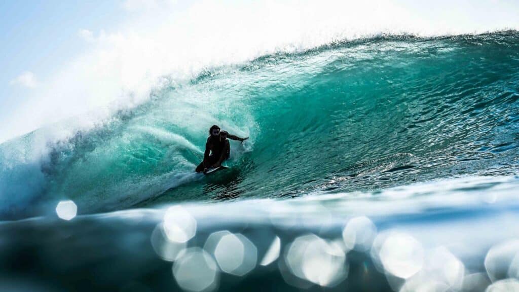 Ein Bild von einem Mann, der auf einer Welle in Bali reitet  