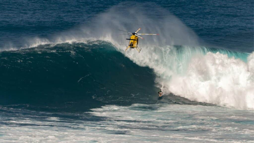 Ein Bild von einer Person, die auf der Monsterwelle von Maui auf Hawaii surft