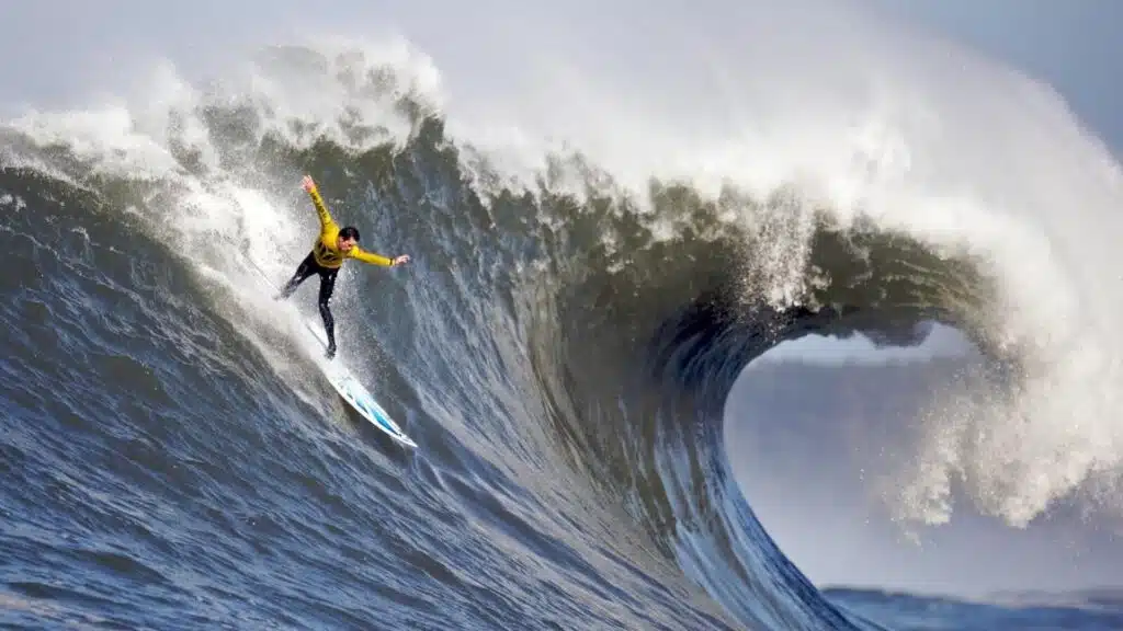 Ein Bild von einer Person, die in Mavericks surft, einem weltbekannten Big-Wave-Surfspot in Nordkalifornien