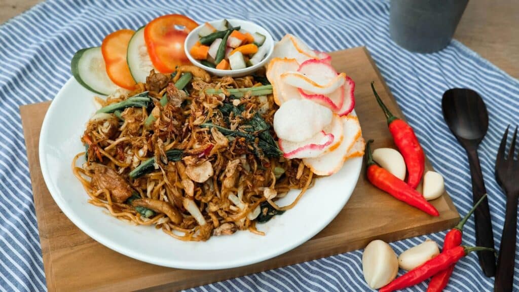 Ein Bild von Mie goreng, auch bekannt als Bakmi goreng oder Mi goreng, ist ein indonesisches, gebratenes Nudelgericht
