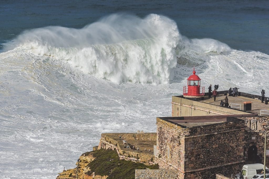  Massive wave breaking at Nazaré