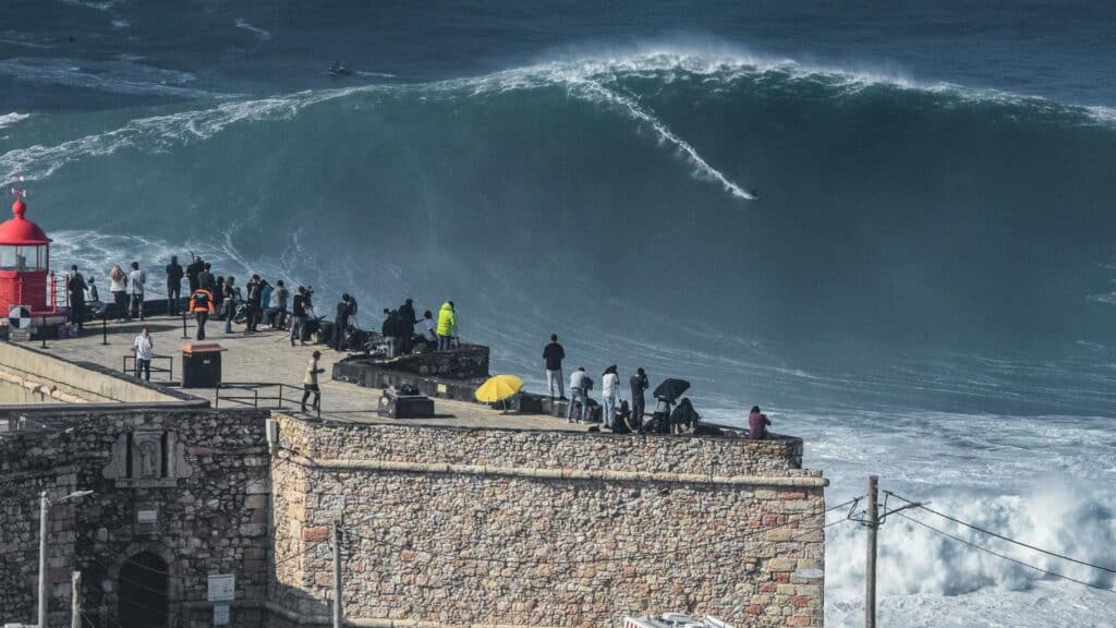 Ein Bild von einer Person, die die Rekordwelle in Nazaré surft