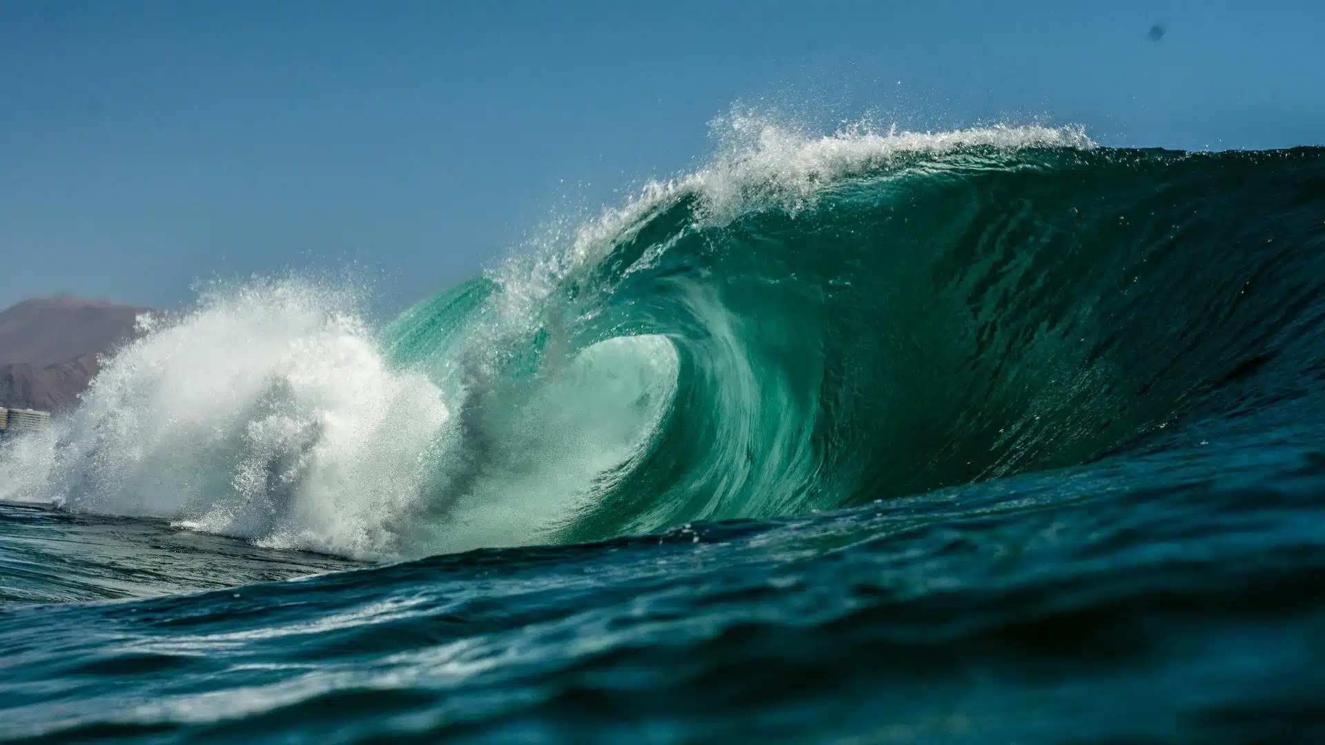 An image of a wave crest