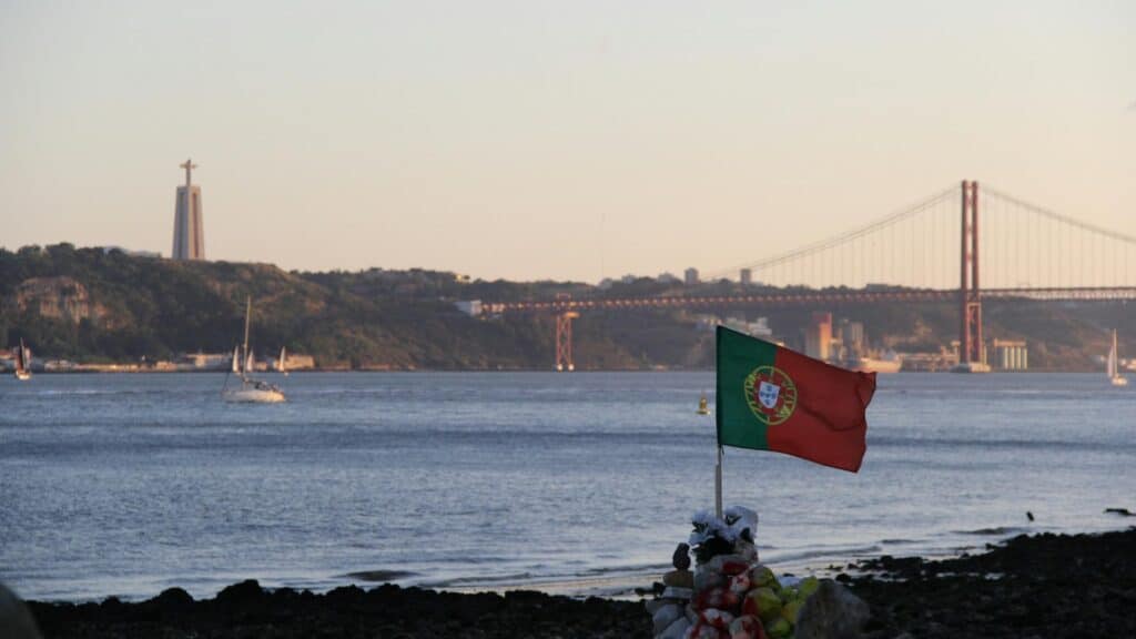 An image of a Portuguese flag near Tejos river
