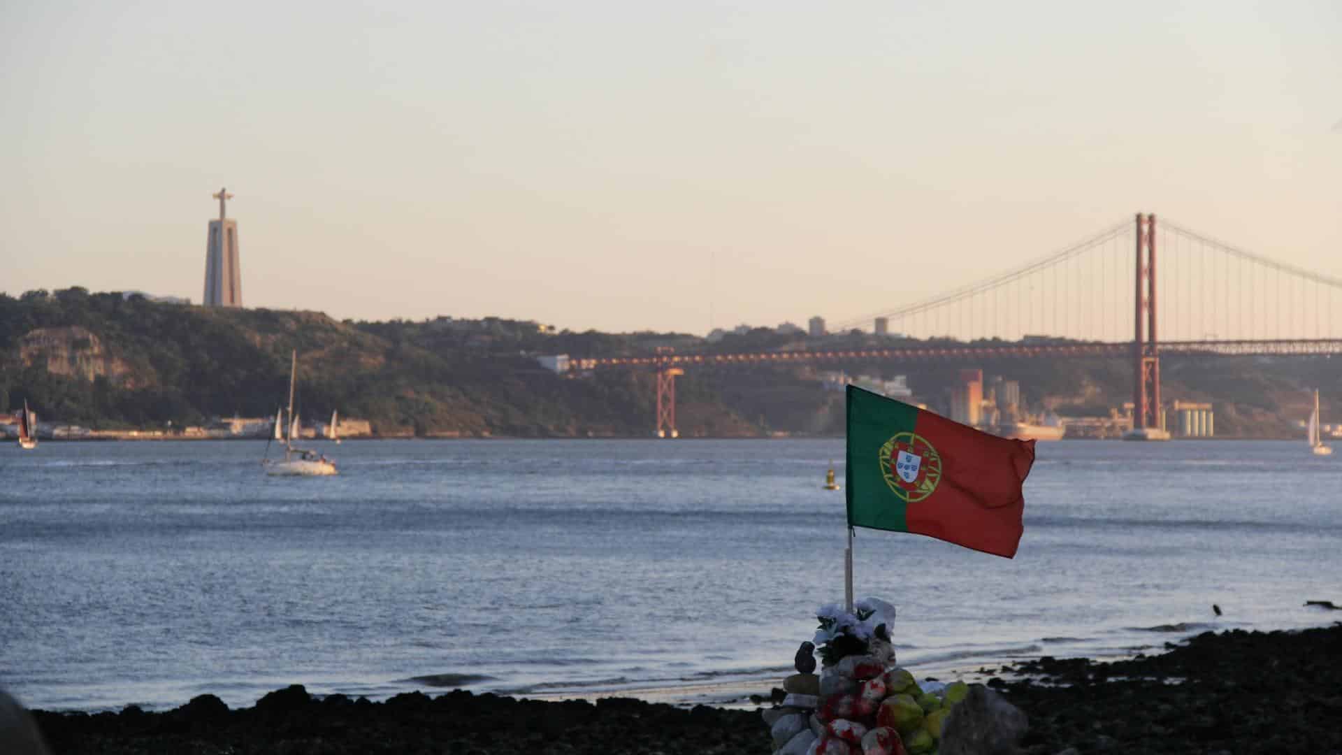 An image of a Portuguese flag near Tejos river