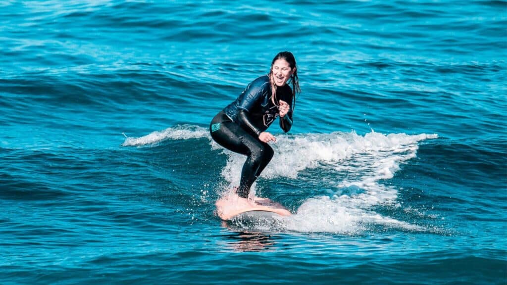 Ein Bild eines Gastes von Rapture Surfcamps beim Surfen