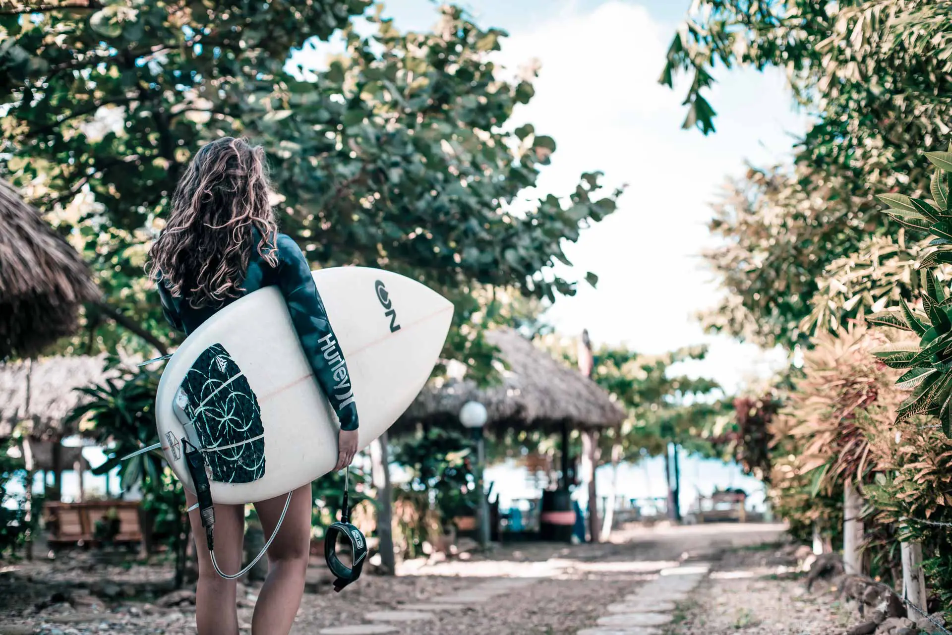 Rapture Surfcamp Costarica walking towards the beach