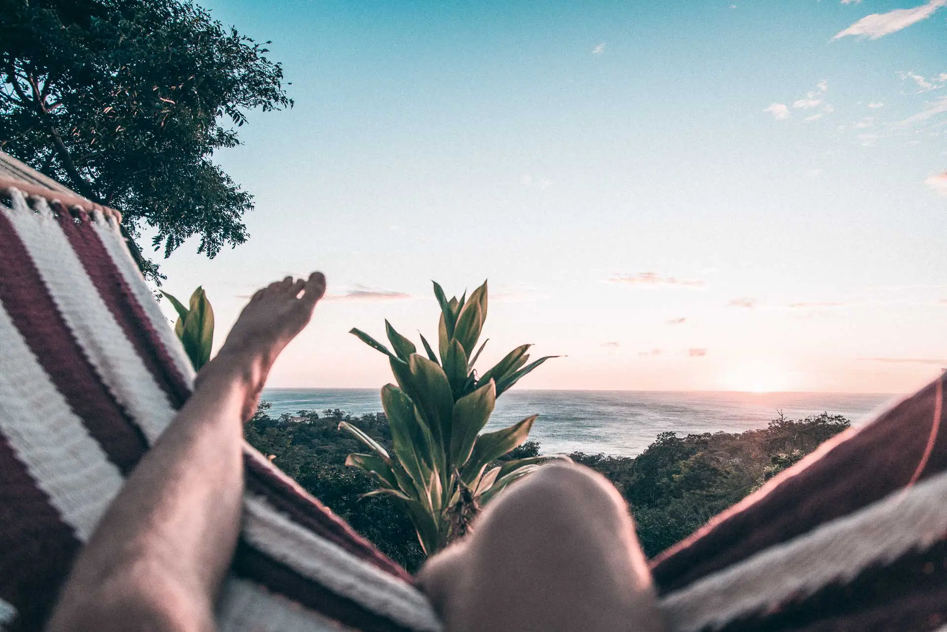 Guy relaxing at Rapture Surfcamp Nicaragua in the Hamock