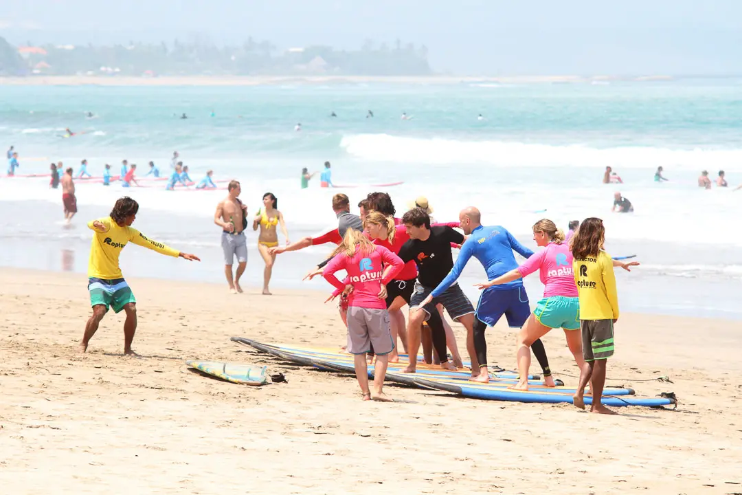 Eine Gruppe von Surfern, die auf einem Surfboardstehen