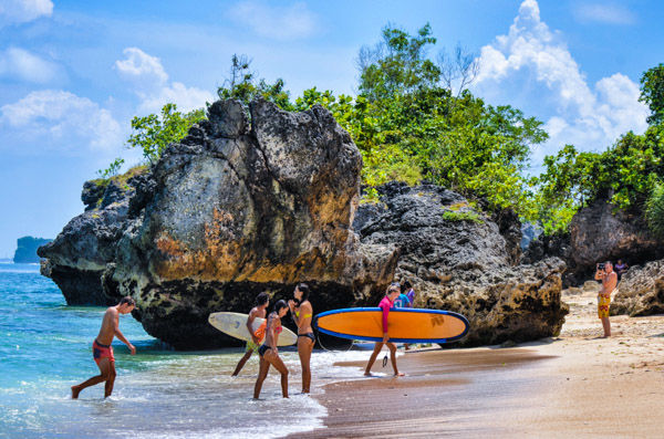 Surfing Padang Padang 