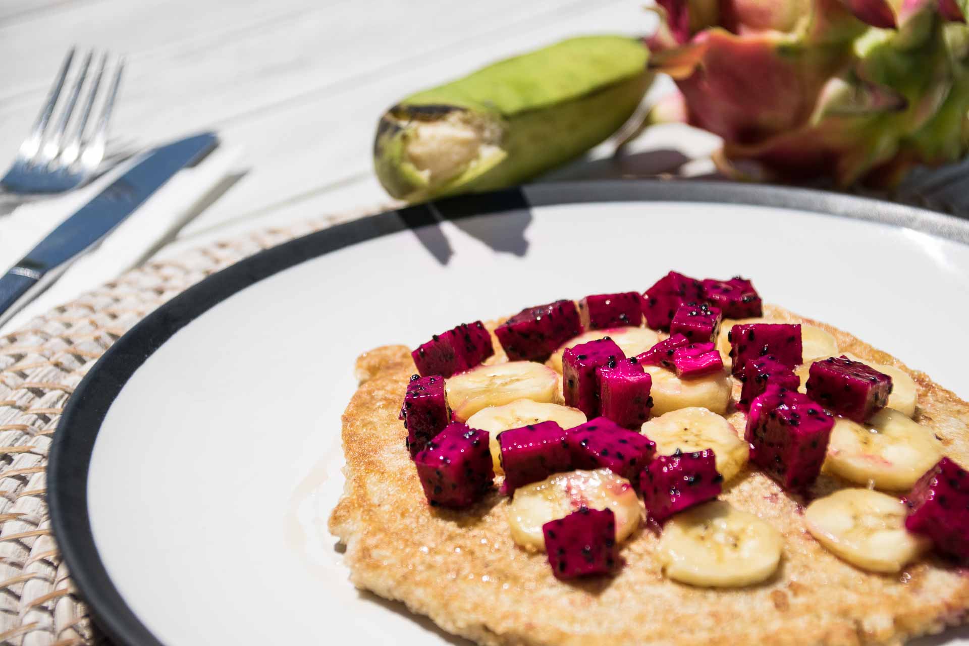 Pfannkuchen mit Bananen, Kokosraspeln und Honig