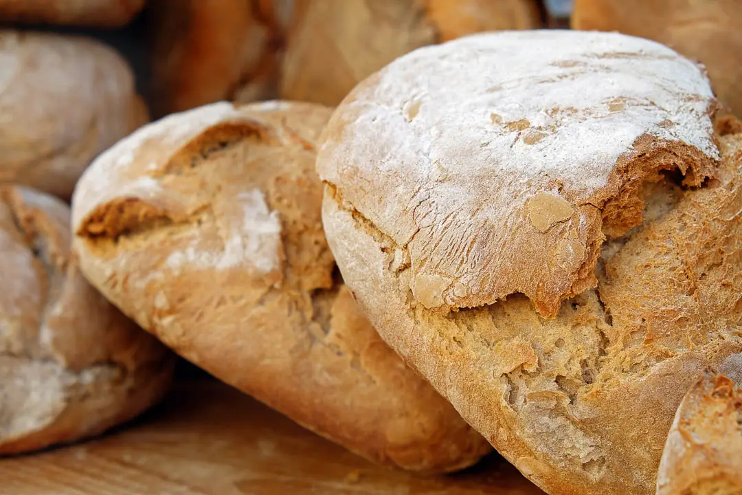 Zwei Laibe selbstgebackenes Brot