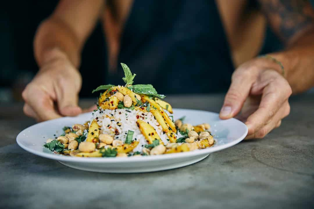Ein Teller mit Salat, Gemüse und Reis