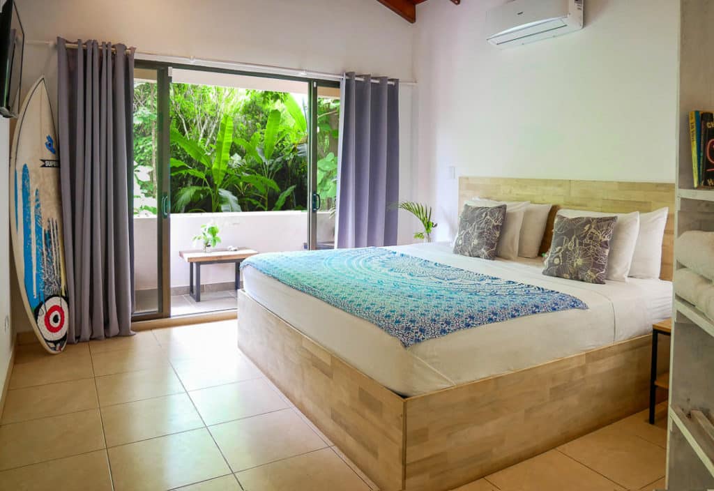 Ein Privatzimmer mit Surf-Dekoration in Costa Rica