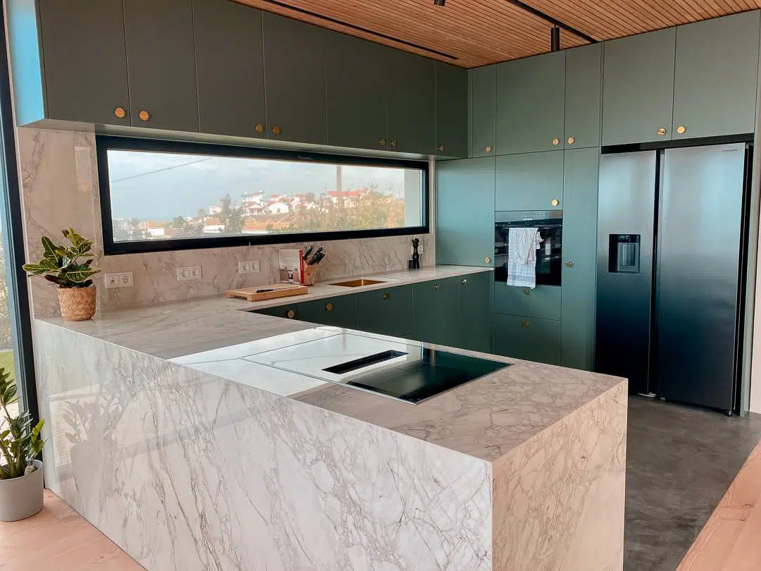 Rapture Surfcamps Ericeira Coxos kitchen