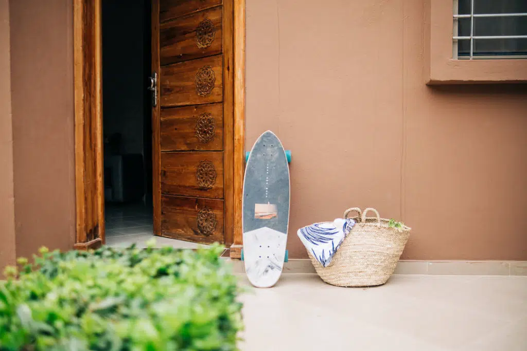 A room with beach belongings at the door