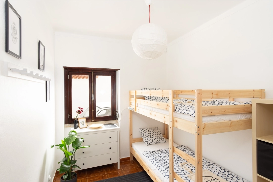 Shared twin room at Rapturecamps Ericeira
