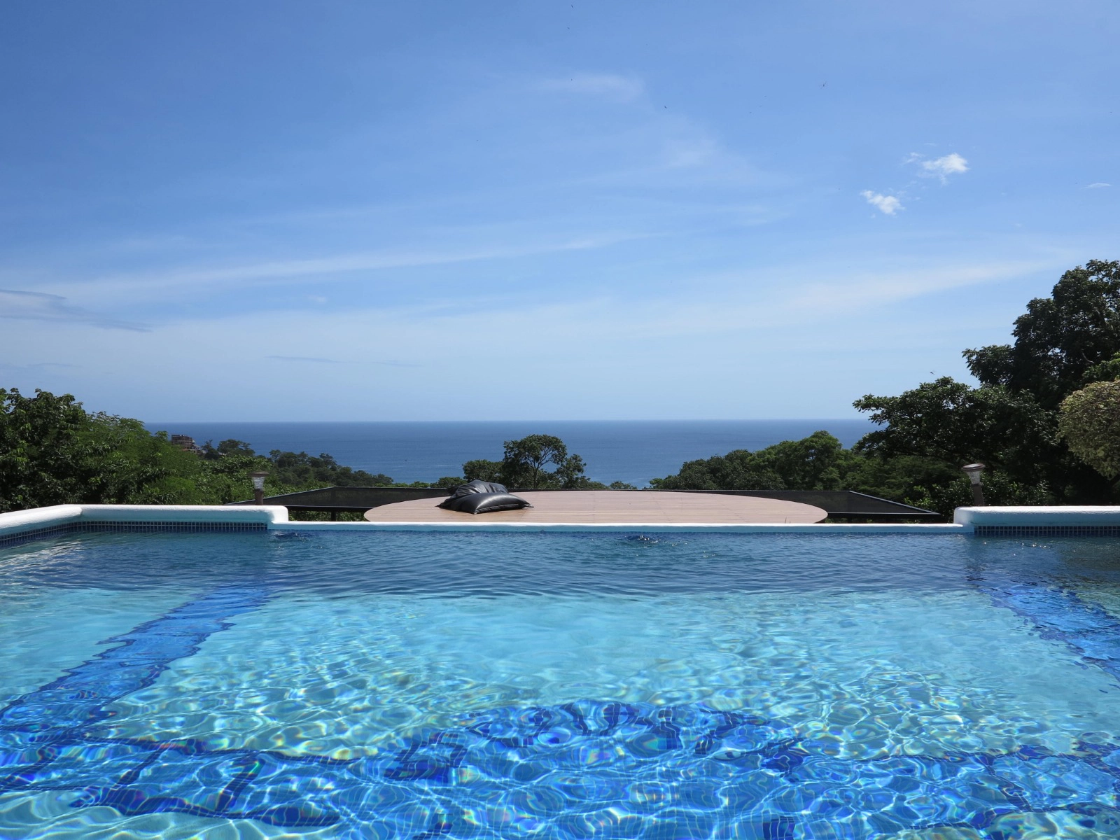 Infinity pool woth view over the ocean