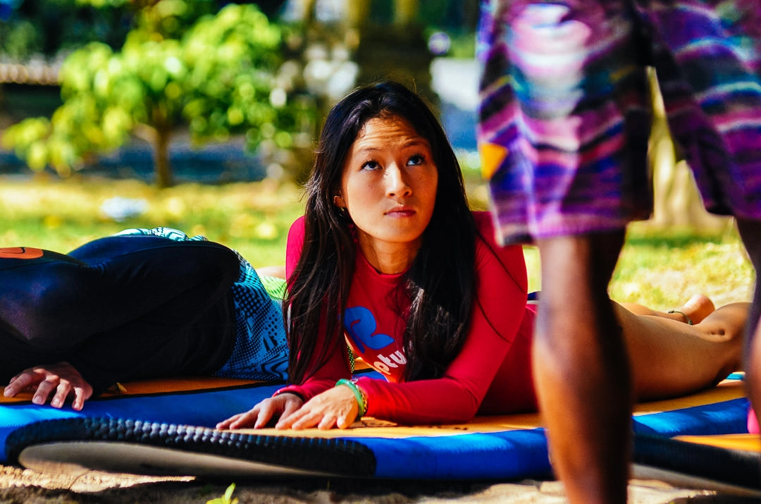 Surferin an Bord liegend