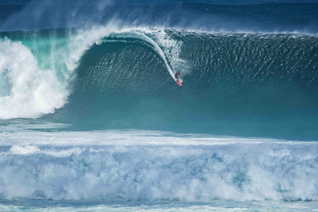 Surfer auf einer Riesenwelle in Bali