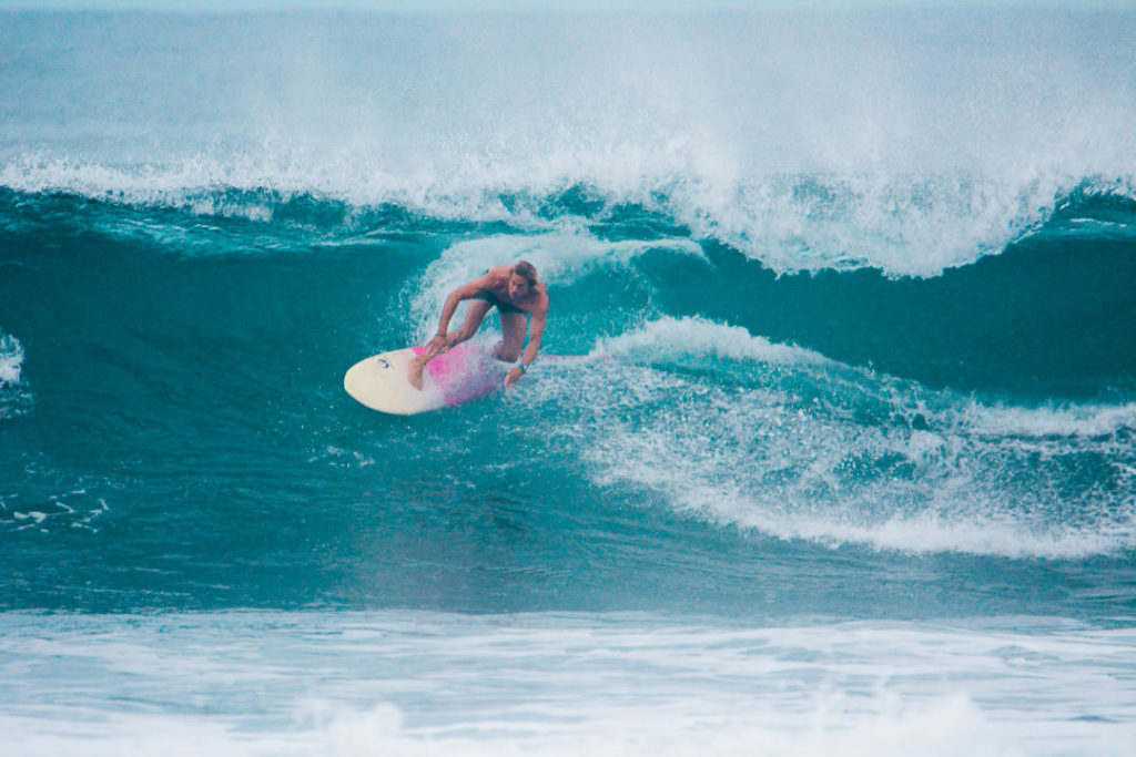 Profi-Surfer auf einer Welle in Playa Avellanas