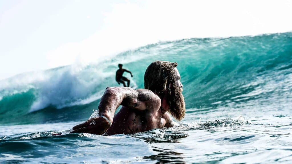 Ein Bild eines Surfers, der im Meer schwimmt