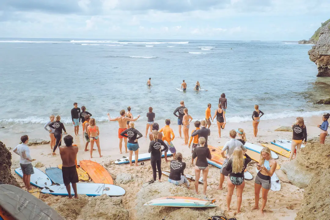 Eine Gruppe von Surfern auf dem Weg zur Meer