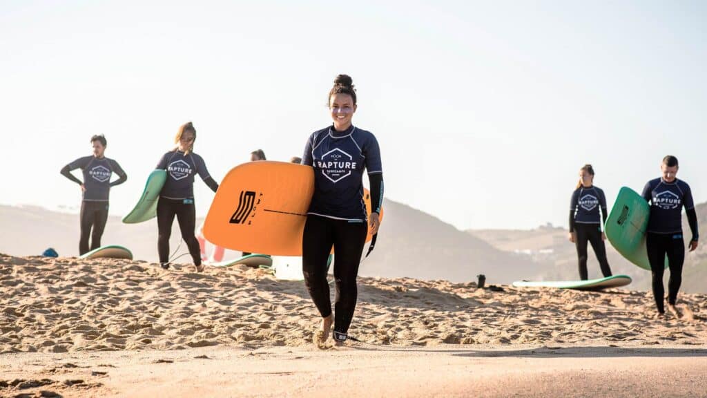 An image of Rapture surfcamp guests on the beach in Ericeria
