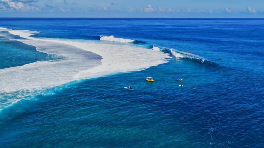 Ein Bild von einer Person, die die schwerste Welle der Welt in Teahupo'o, Tahiti, surft